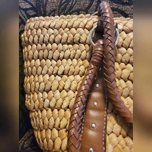 Chadwick's Straw/Wicker and Leather Tote/Purse w/gold metal clasp/inside zip poc - Picture 3 of 9